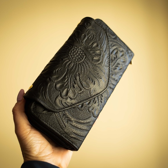 Stunning handmade carved leather wallet/crossover - Picture 6 of 12